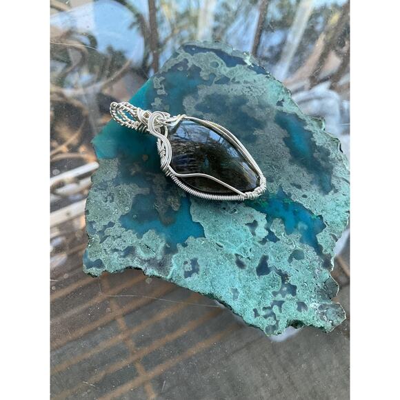 Handcrafted Labradorite Pendant - Picture 6 of 10